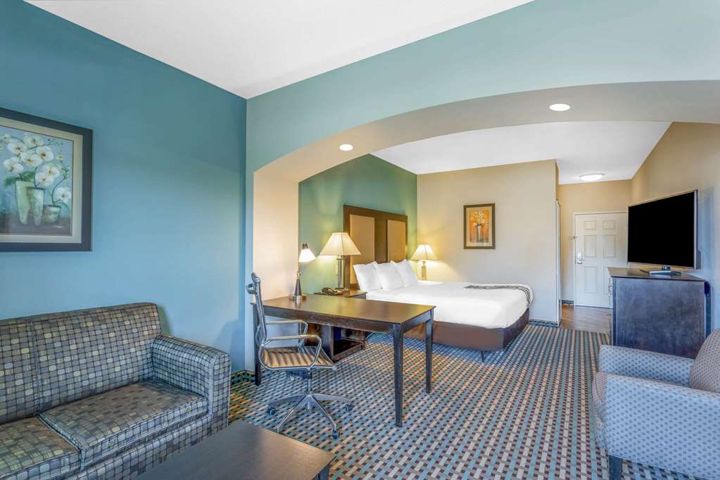 La Quinta Inn & Suites by Wyndham Ely - photo 22