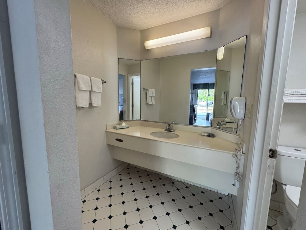 Super 8 by Wyndham Savannah - photo 47