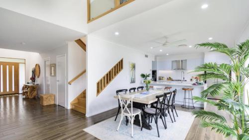 Luxury & Style On The Canal — Banksia Beach — photo 4