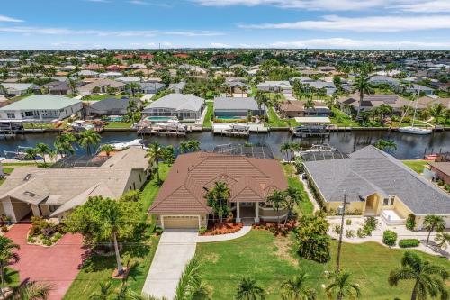 Ocean Drive SW Cape waterfront private home locally owned & managed fair & honest pricing — 4-Star Luxury Hotel in Cape Coral, United States