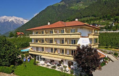Garni Hotel Dornbach in Tirolo, Italy
