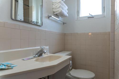 The Admiral Hotel Motel - photo 104