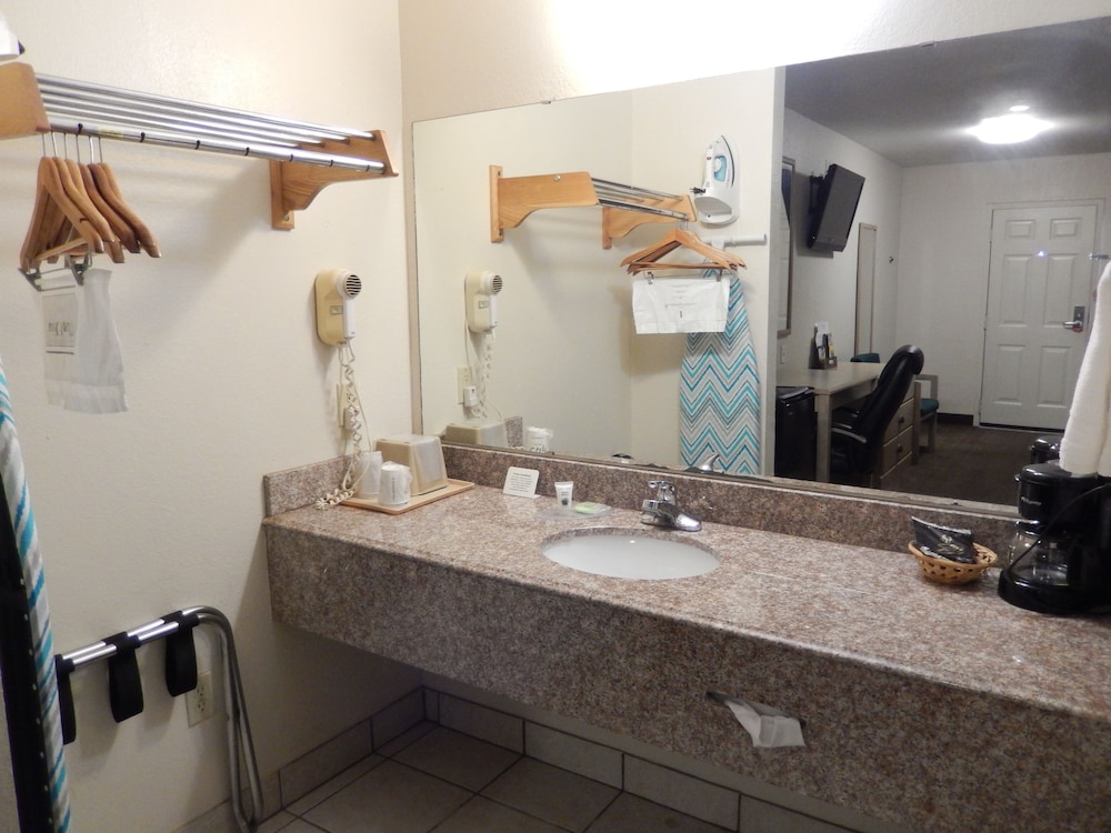 Pearsall Executive Inn - photo 19
