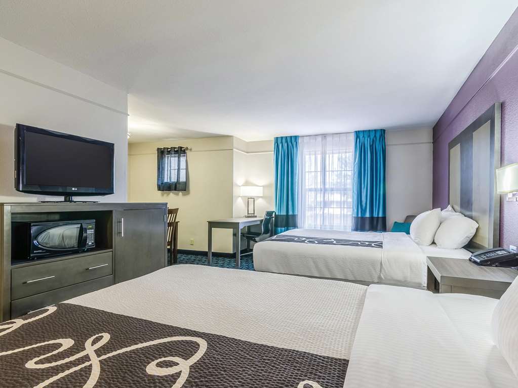 La Quinta Inn & Suites by Wyndham Kansas City Airport - photo 9