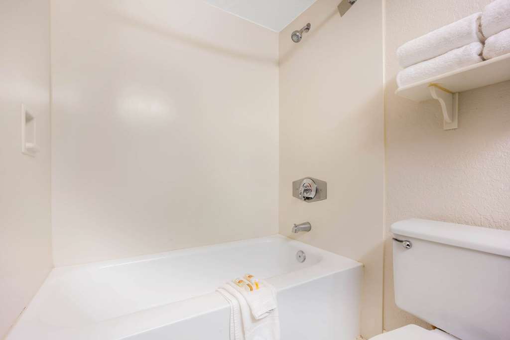 La Quinta Inn & Suites by Wyndham Seattle Sea Tac Airport - photo 21