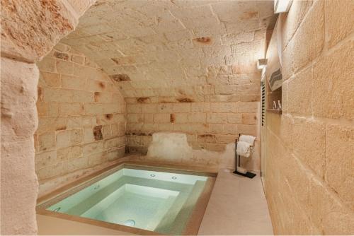 Exclusive Suite SPA Con Idromassaggio Jacuzzi — 4-Star Luxury Hotel in Fasano, Italy