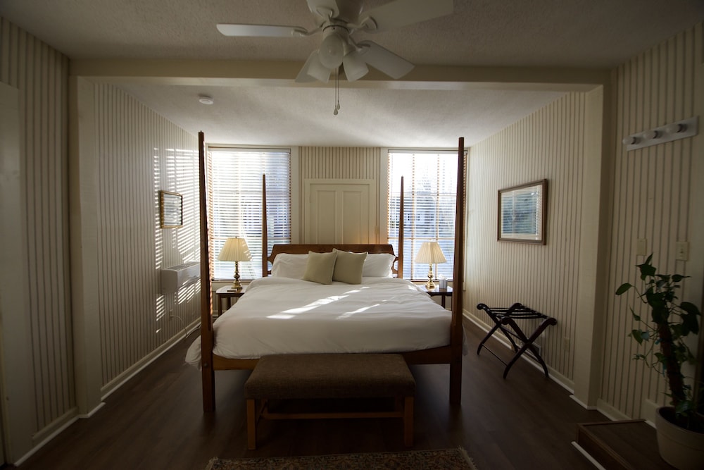 Inn at Oriental - photo 11