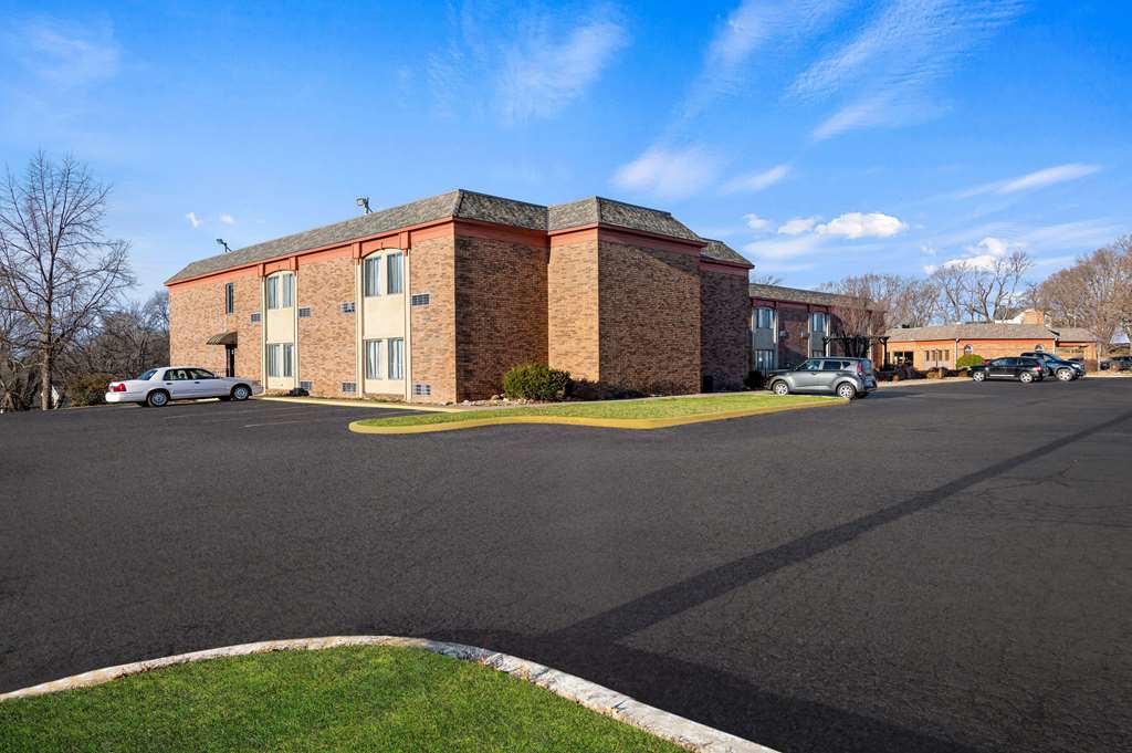 Suburban Studios Kansas City Airport North - photo 2