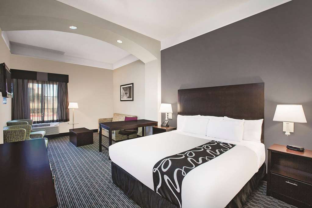 La Quinta Inn & Suites by Wyndham Beaumont West - photo 27