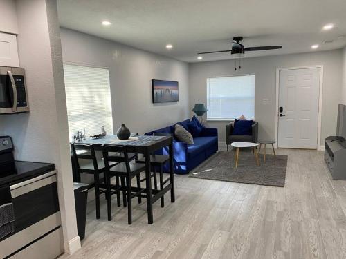 Charming 2 Bedrooms Central Clearwater Apartment With Private Backyard — 4-Star Luxury Hotel in Clearwater, United States