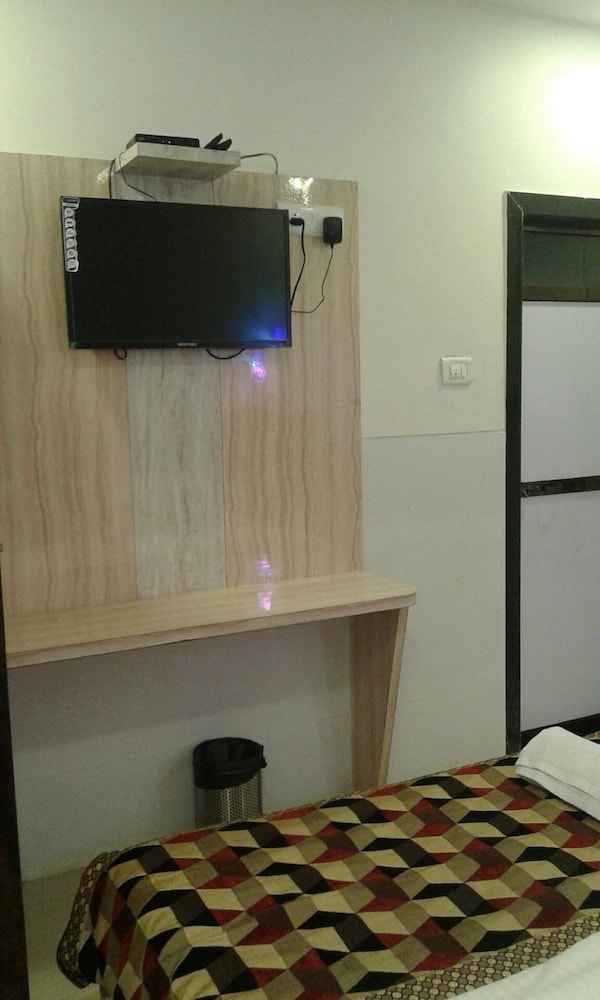 Room Maangta 133 @ Kurla West