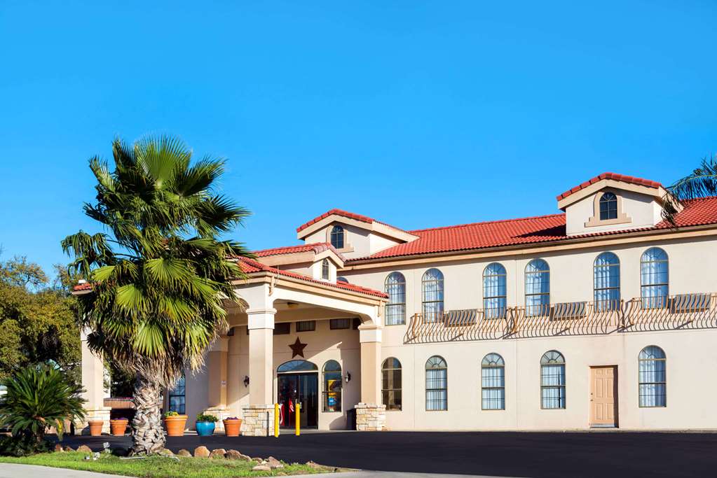 Days Inn by Wyndham Near Seaworld San Antonio - photo 3