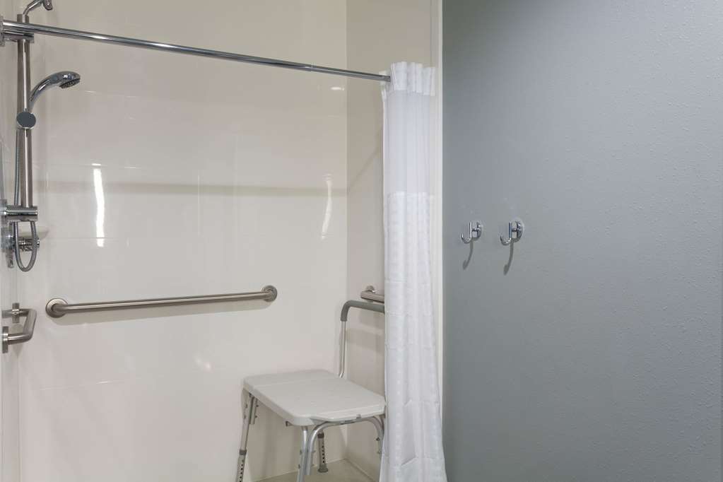 La Quinta Inn & Suites by Wyndham Ft. Myers Sanibel Gateway - photo 21