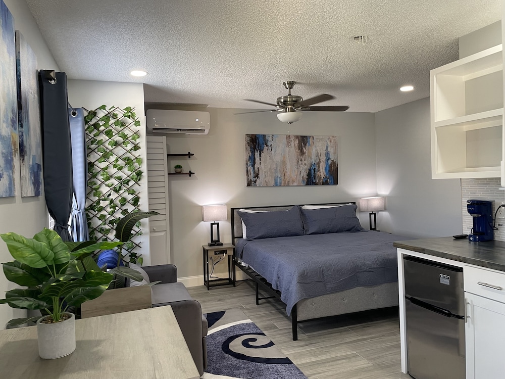 Sunny Palms Inn — Lake Worth