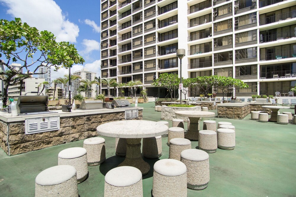 Waikiki Banyan Pool View Tower 1 Suite 707 - photo 16