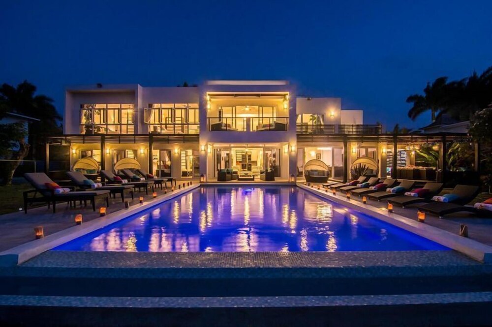 Beachfront Modern Montego Bay Pool Grill Water Sports Etc. — 5-Star Luxury Hotel in Montego Bay, Jamaica