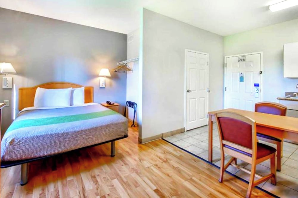 OYO Townhouse Sulphur LA Extended Stay - photo 4