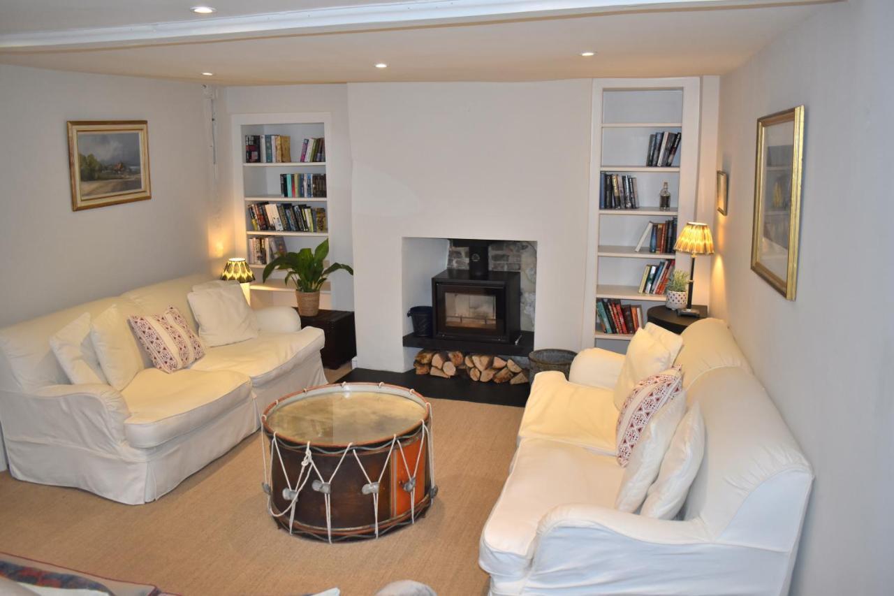West Pallant Georgian Townhouse in City Centre with Courtyards Bbq & Log Burners Dogs Welcome Chichester Holiday Properties — 4-Star Luxury Hotel in Chichester, United Kingdom