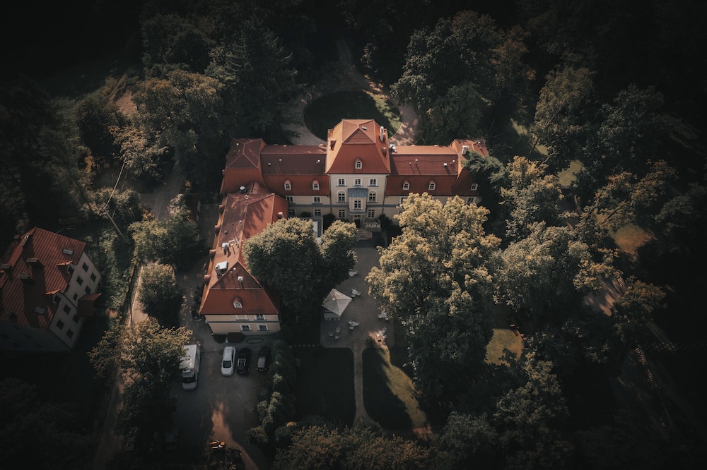Dwór Sieraków - carbon neutral hotel in Dobczyce
