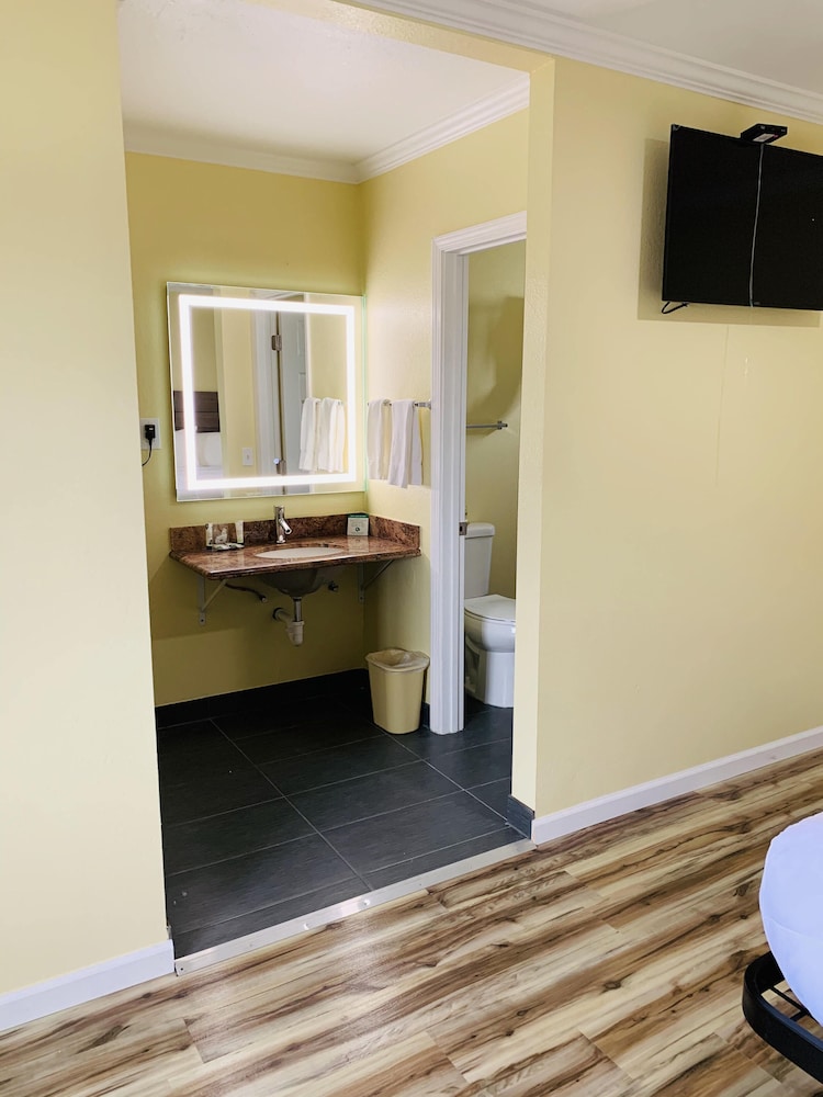 Central Coast Inn - photo 21