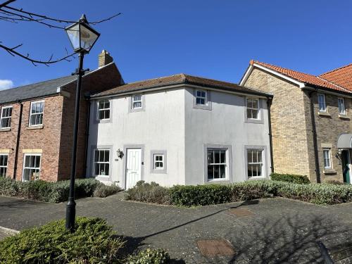 Honeybee Cottage Part of the The Bay Filey Holiday Village with pool gym and direct beach access pub restaurant tennis and meadows walks