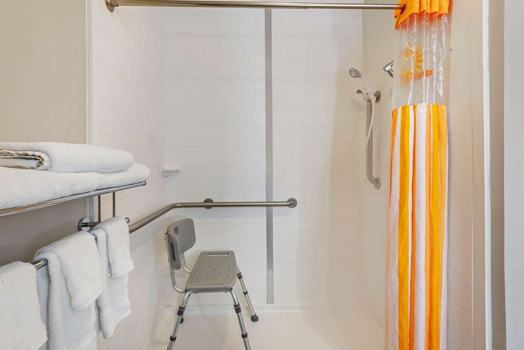 La Quinta Inn & Suites by Wyndham Jamestown - photo 11