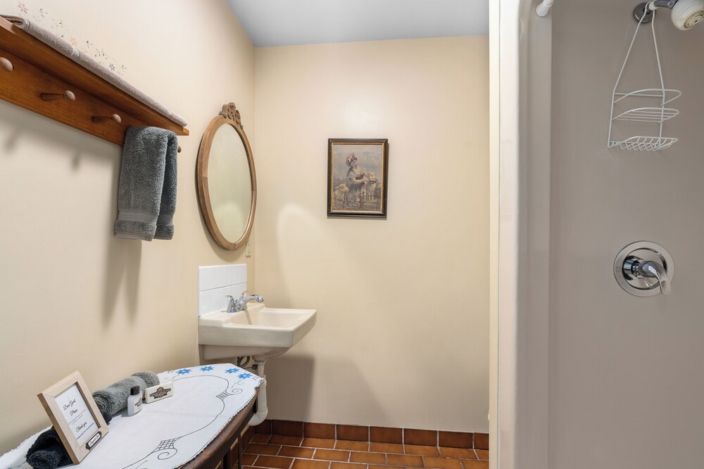 The Stagecoach Inn Bed & Breakfast and Five20 Social Stop - photo 43