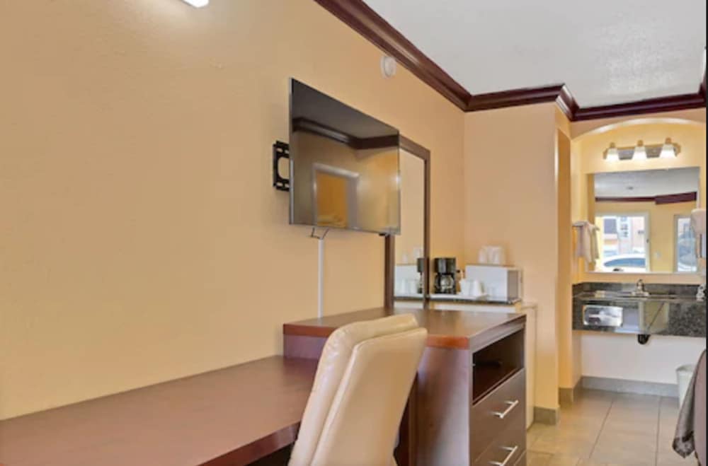 America's Deluxe Inn - photo 25