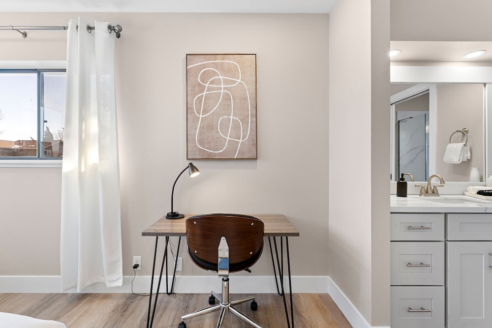 Elegant 4BD Reno Abode Close to Shops and Casinos - photo 7
