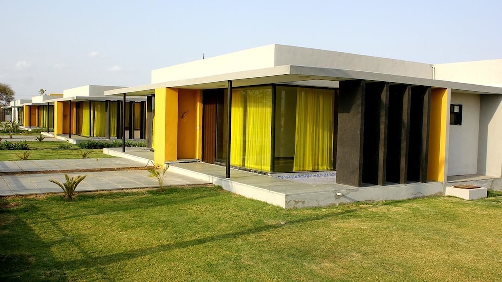 Hana Hotel — hotel in Surendranagar