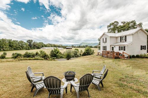 Mountain View Farmhouse in Luray Family Friendly — hotel in Luray
