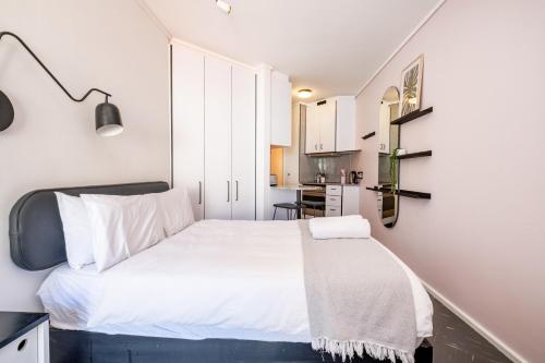 Flamingo 804 Stylish Top Floor Sea Point Studio with Daily Housekeeping