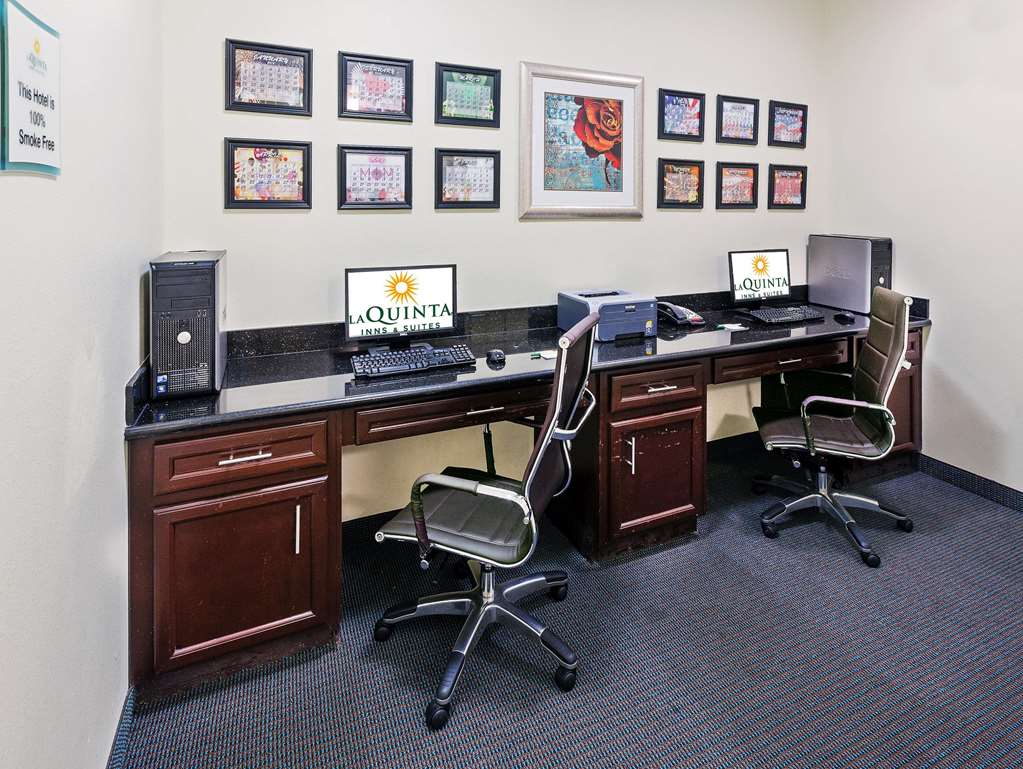 La Quinta Inn & Suites by Wyndham Alvin - photo 47
