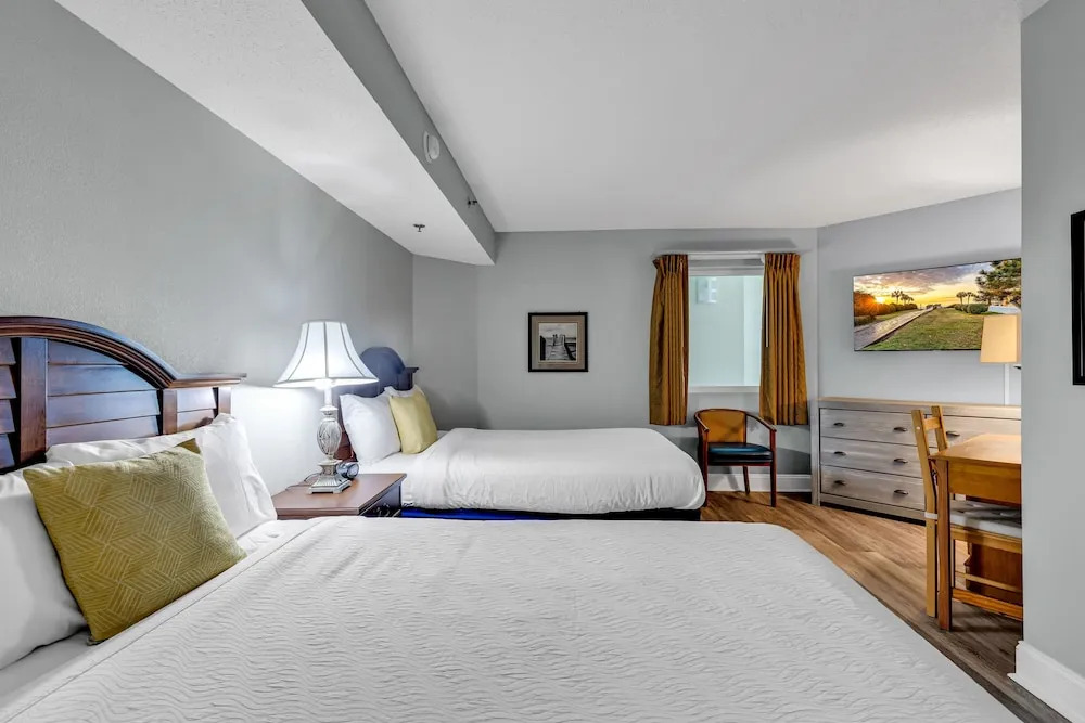 Breathtaking 2BR Condo w Floor to Ceiling Windows Overlooking Ocean — 4-Star Luxury Hotel in Myrtle Beach, United States