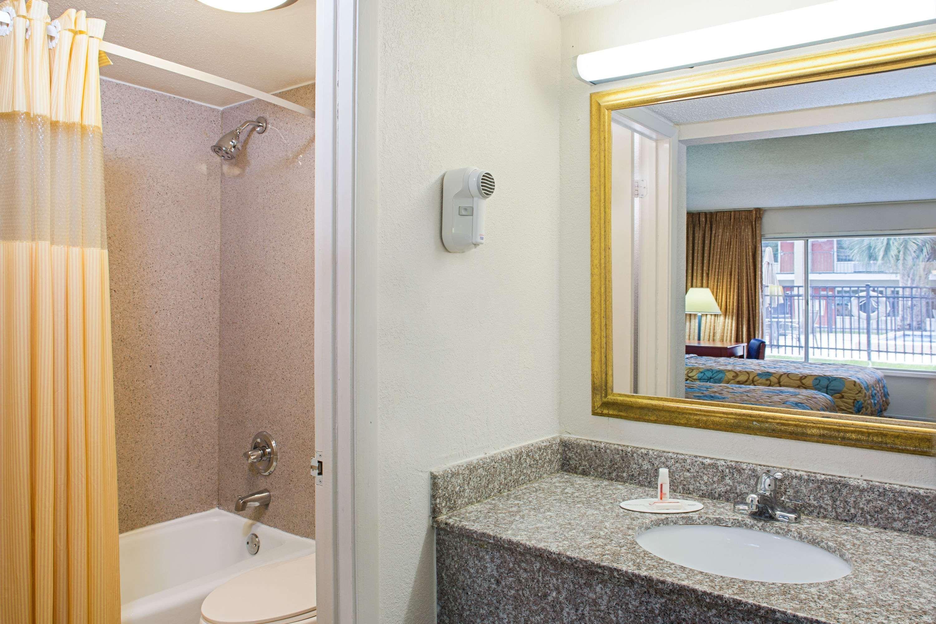Days Inn by Wyndham Tallahassee Government Center - photo 19