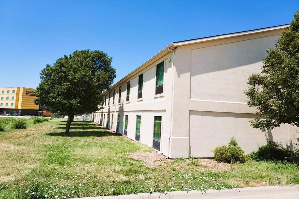 Days Inn by Wyndham McPherson