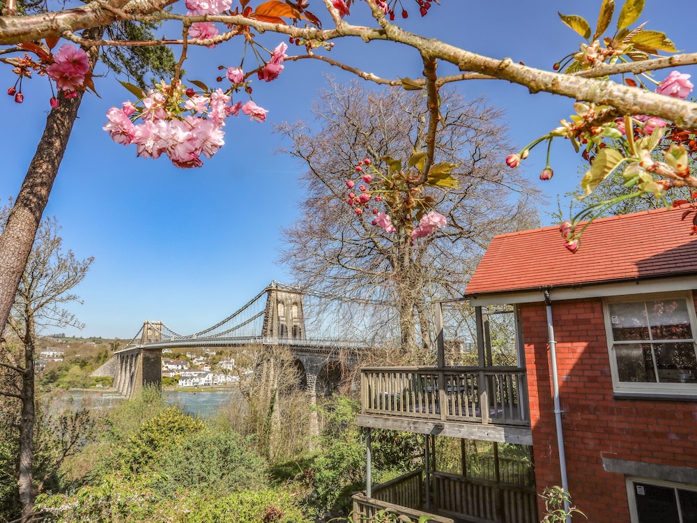 Ceris Lodge — 4-Star Luxury Hotel in Bangor, United Kingdom