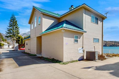 Lakefront Retreat - carbon neutral hotel in Chelan