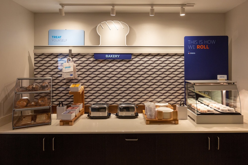 Holiday Inn Express & Suites Kingfisher by IHG - photo 14