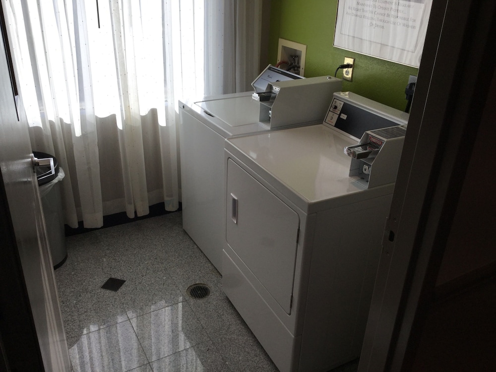 Days Inn & Suites by Wyndham Bonita Springs North Naples - photo 18