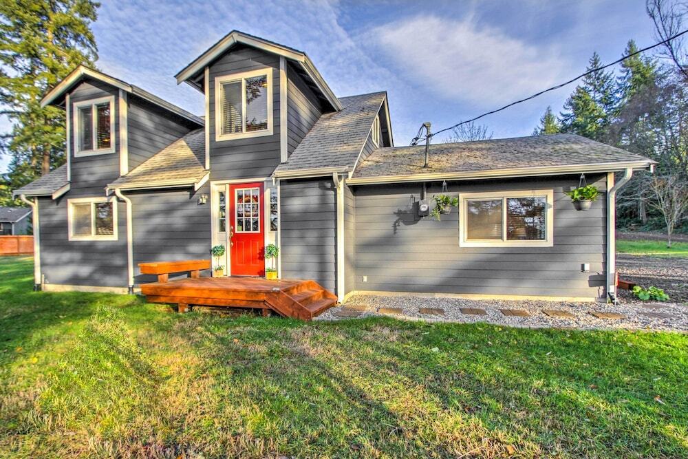Peacock Hill Retreat on 1 Acre 1 Mi to Harbor — hotel in Gig Harbor