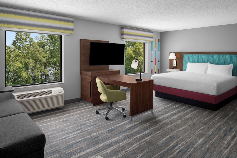 Hampton Inn & Suites Grand Rapids Airport 28th St - photo 11