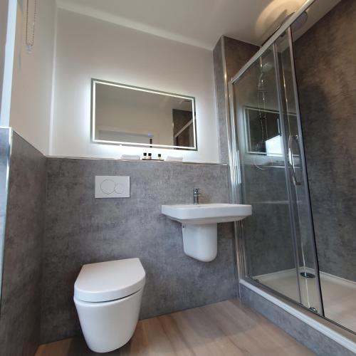 Central Penthouse with Hot Tub & Views 24 Cheltenham — 4-Star Luxury Hotel in Cheltenham, United Kingdom