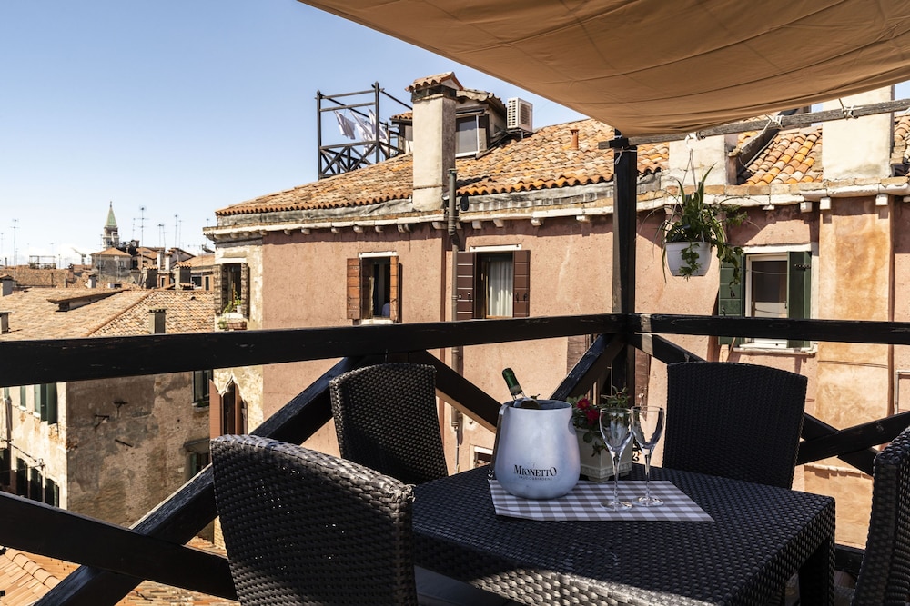 Al Campanile View Terrace Locz — 4-Star Luxury Hotel in Venice, Italy