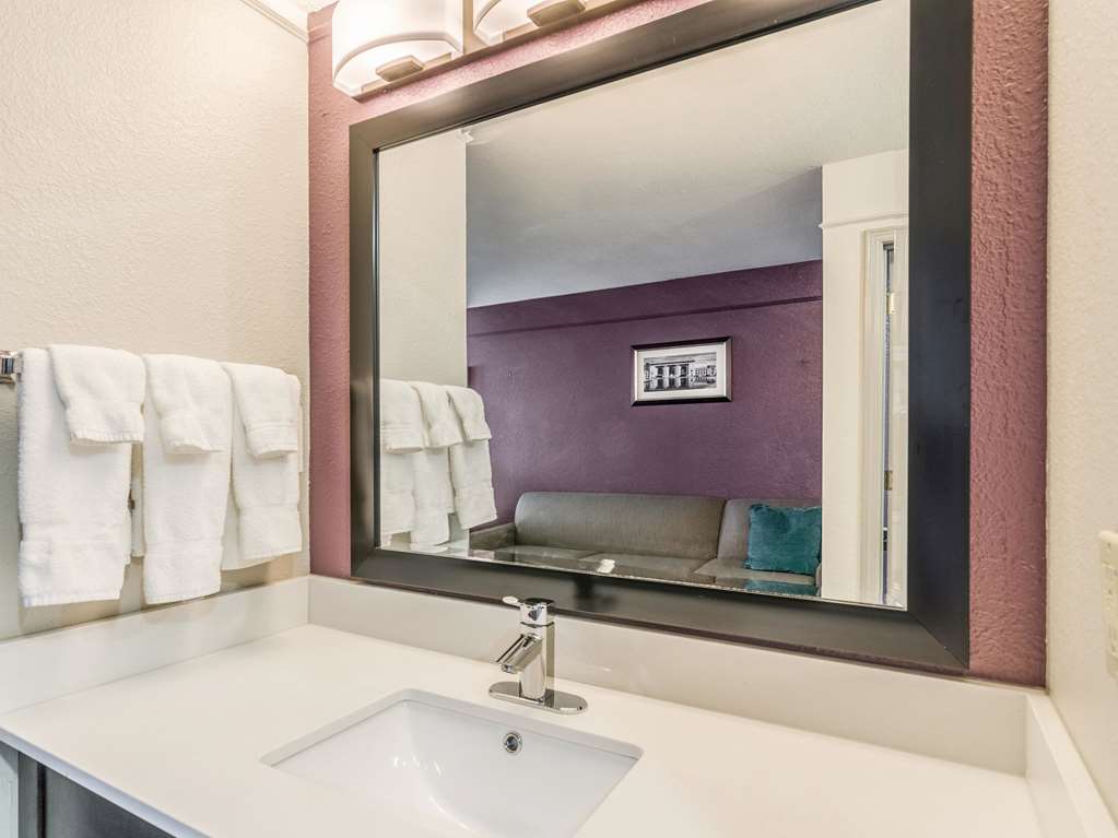 La Quinta Inn & Suites by Wyndham Kansas City Airport - photo 37