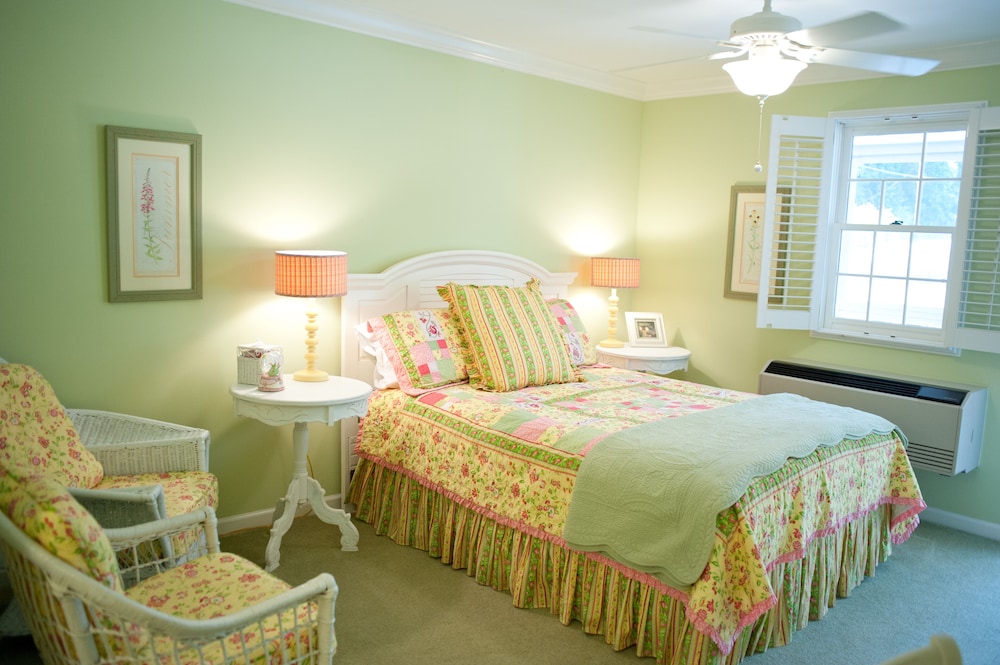 The Green Tree Inn - photo 8