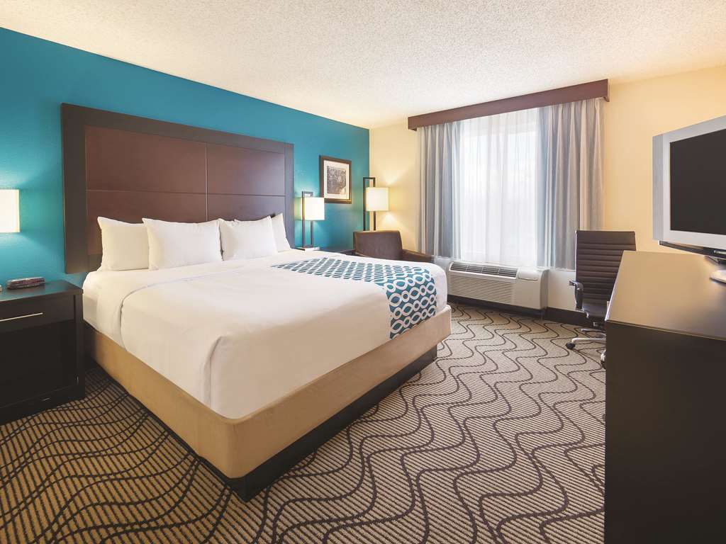 La Quinta Inn & Suites by Wyndham Central Point Medford - photo 29