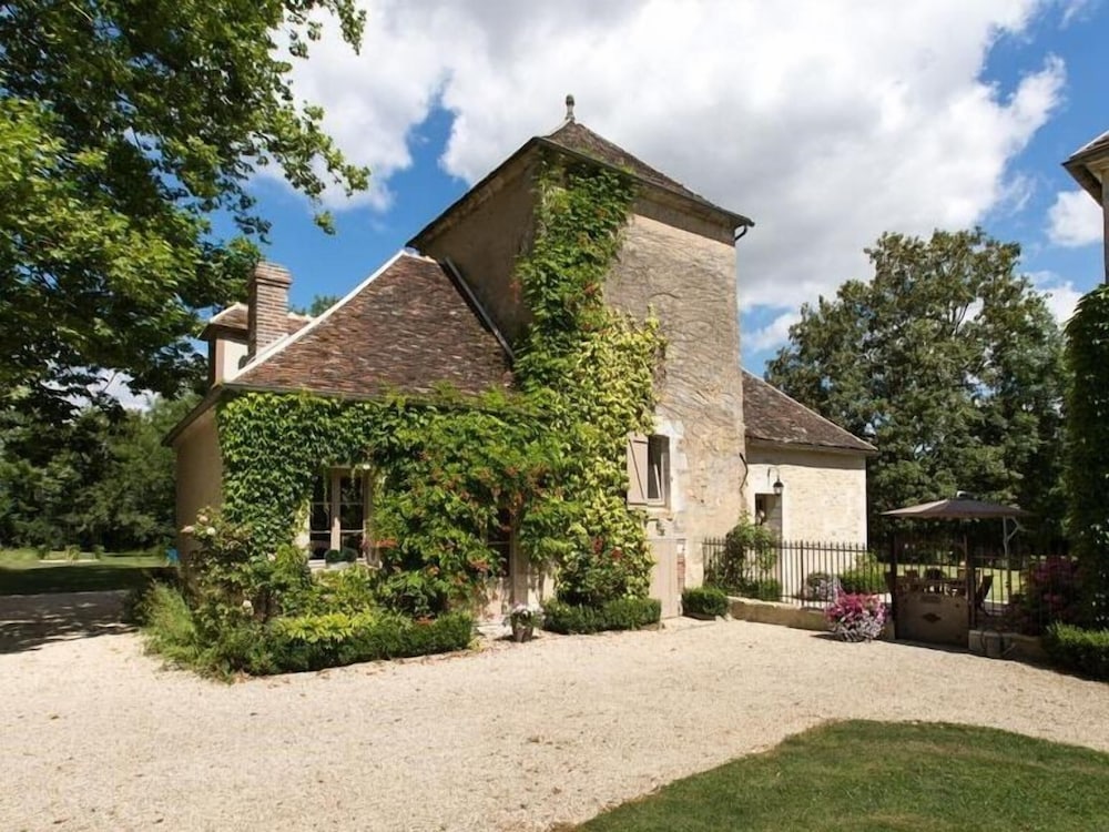 Le Pigeonnier Colbert — 4-Star Luxury Hotel in Bouilly, France