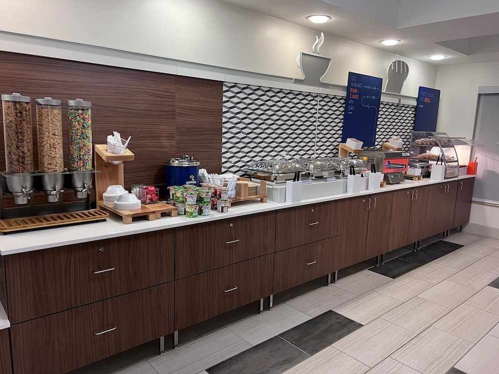 Holiday Inn Express Hotel & Suites Chicago South Lansing by IHG - photo 31