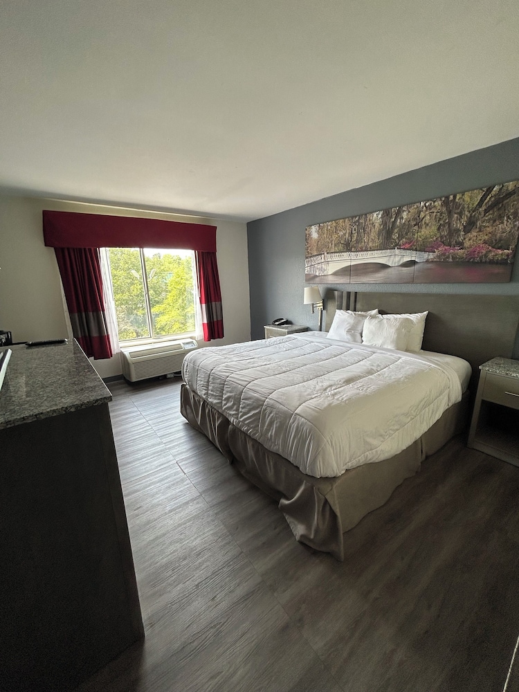 Clarion Pointe Greensboro Coliseum Area - photo 13